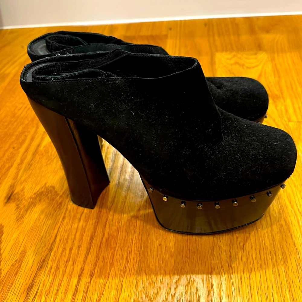 Alice and Olivia platforms